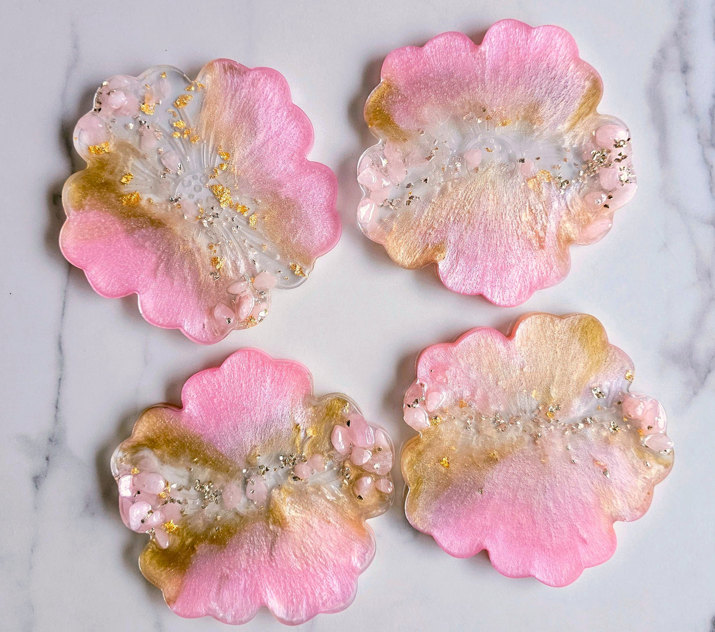 Dessous de verre en résine rose bébé personnalisés faits à la main avec des cristaux roses et transparents