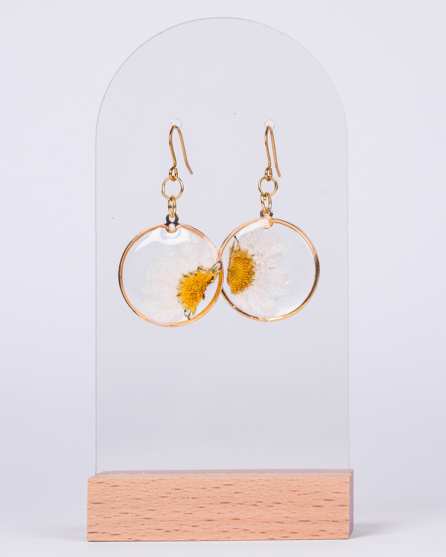 Handmade gold-plated jewellery set with real daisy flowers in resin – necklace and earrings gift set crafted in Australia.