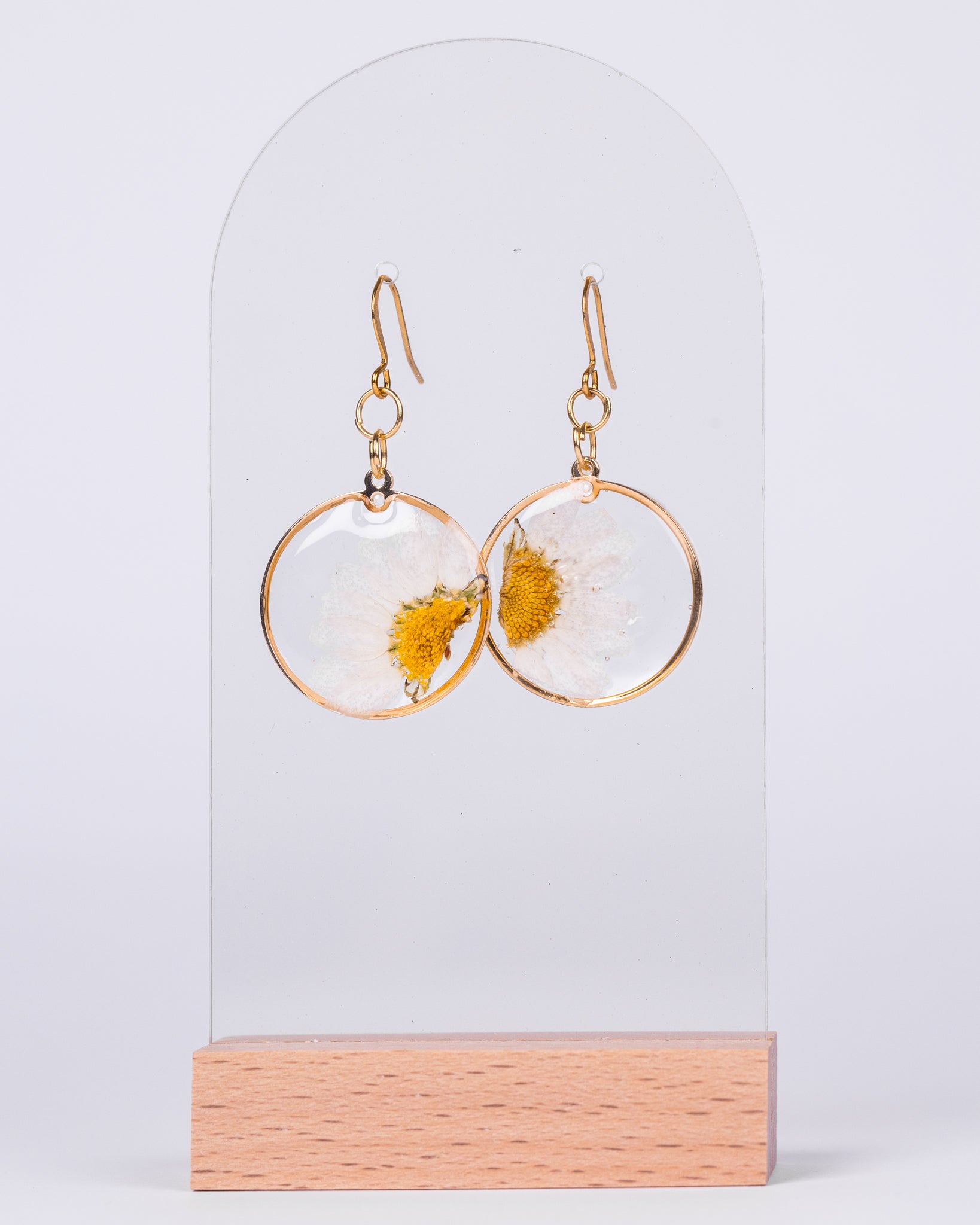 Handmade gold-plated jewellery set with real daisy flowers in resin – necklace and earrings gift set crafted in Australia.
