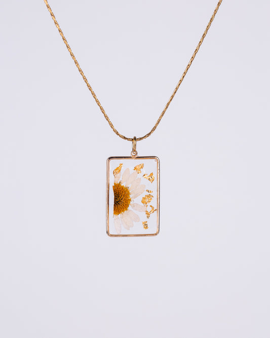Personalised gold-plated square necklace with a white daisy flower