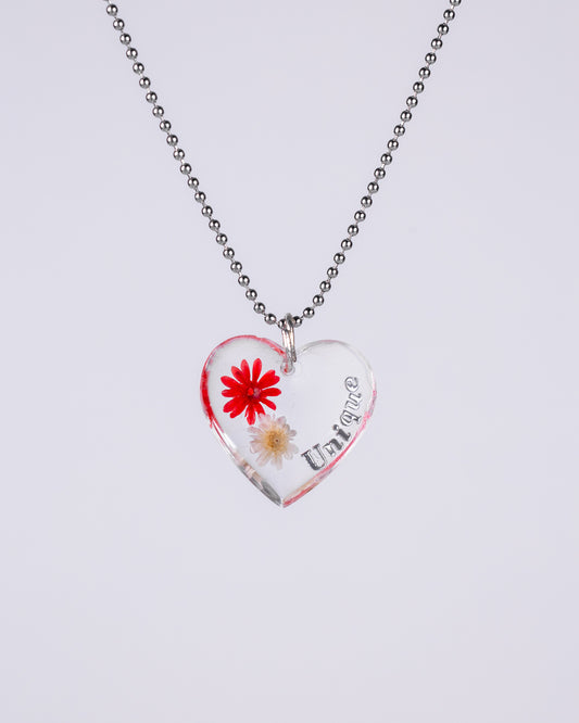 Personalised heart-shaped necklace with beautful red flowers
