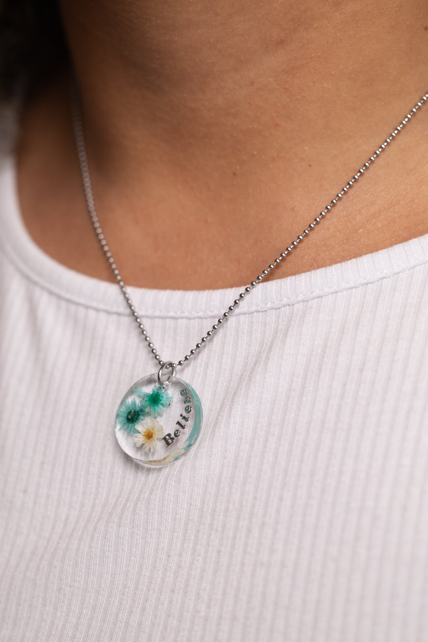 Collier plaqué or fait main avec de vraies fleurs séchées