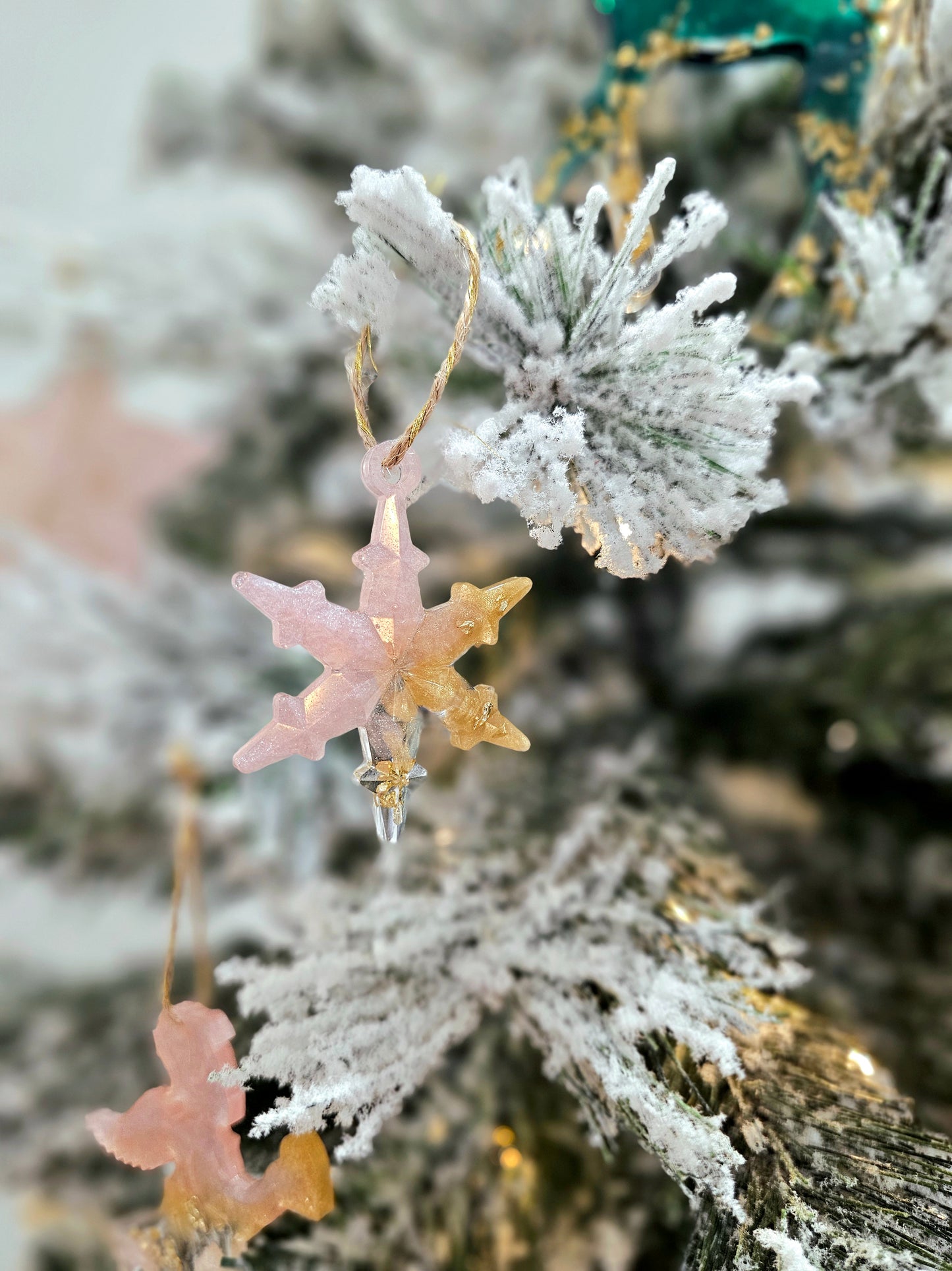 Décoration de Noël en forme de flocon de neige en résine faite à la main