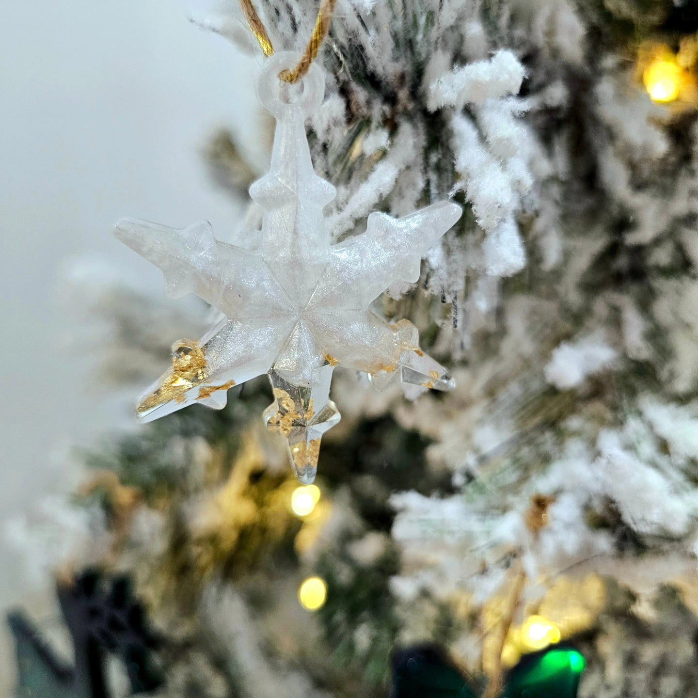 Décoration de Noël en forme de flocon de neige en résine faite à la main