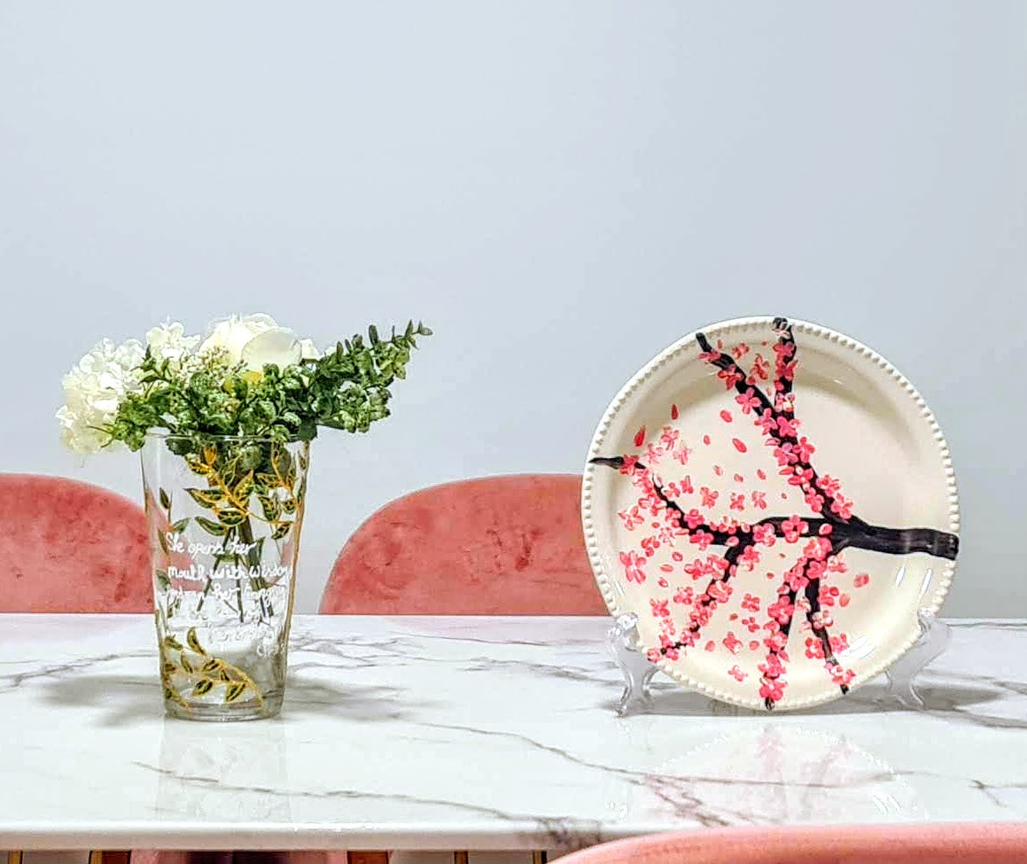 Assiette décorative personnalisée peinte à la main avec des fleurs de cerisier