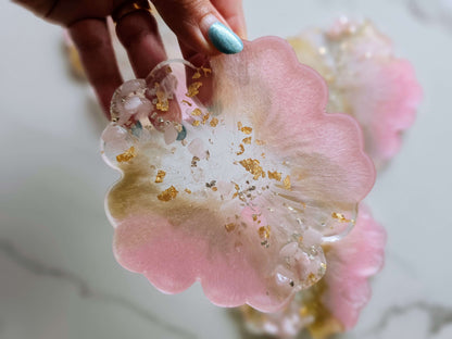 Personalised hand-made baby pink resin coasters with pink and clear crystalsThis gorgeous set of flower coasters will add a unique touch of elegance and beauty to every home décor. The unique colour combination that this set possess with the added pink an