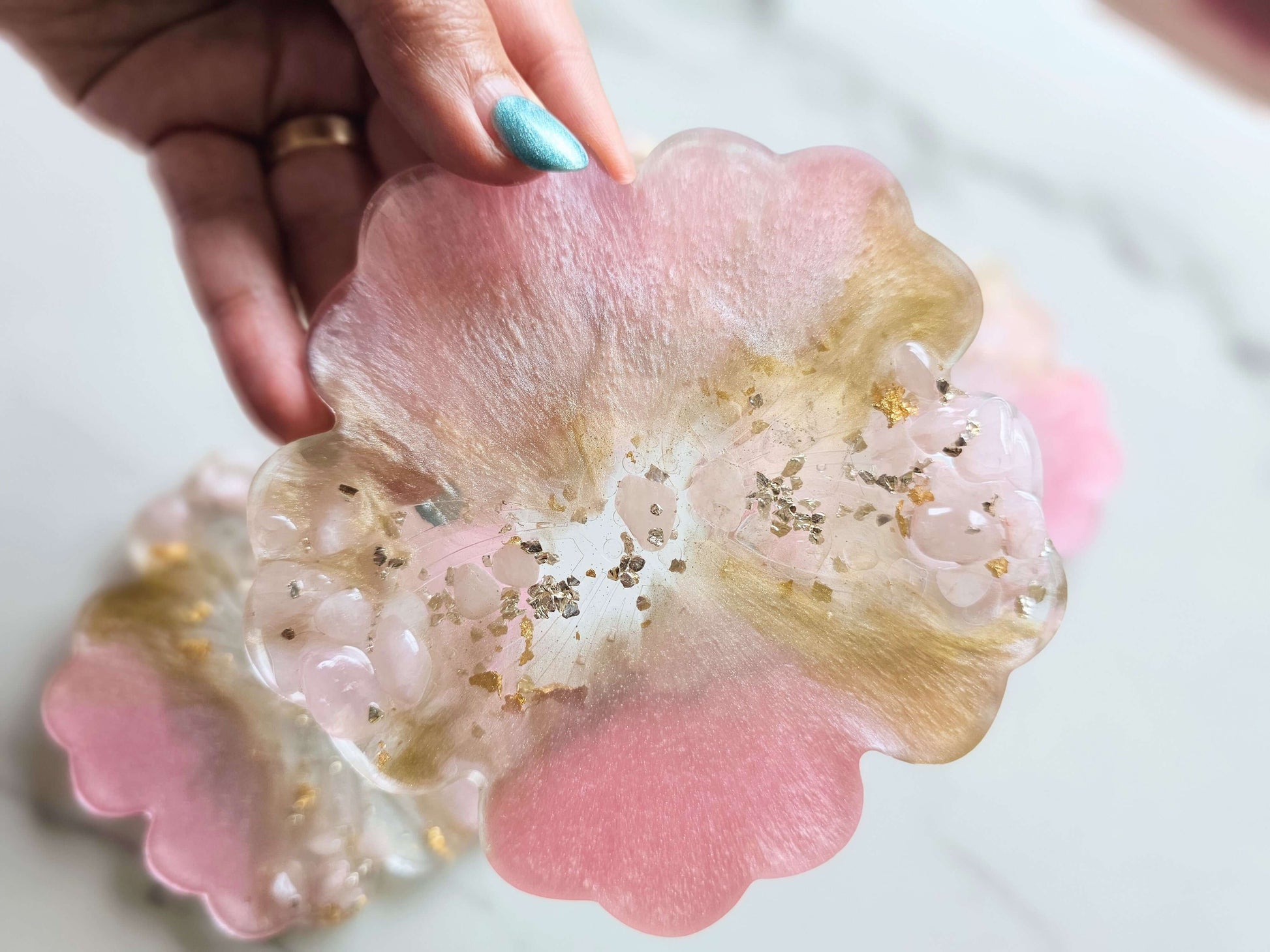 Personalised hand-made baby pink resin coasters with pink and clear crystalsThis gorgeous set of flower coasters will add a unique touch of elegance and beauty to every home décor. The unique colour combination that this set possess with the added pink an