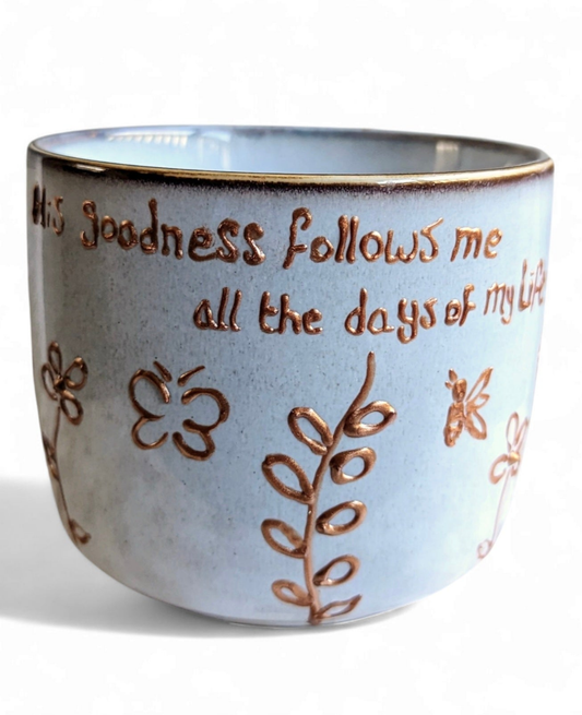 Tasse personnalisée peinte à la main avec des fleurs dansantes. (Ps 23:6) Oui, la bonté et la miséricorde m'accompagneront Tous les jours de ma vie;