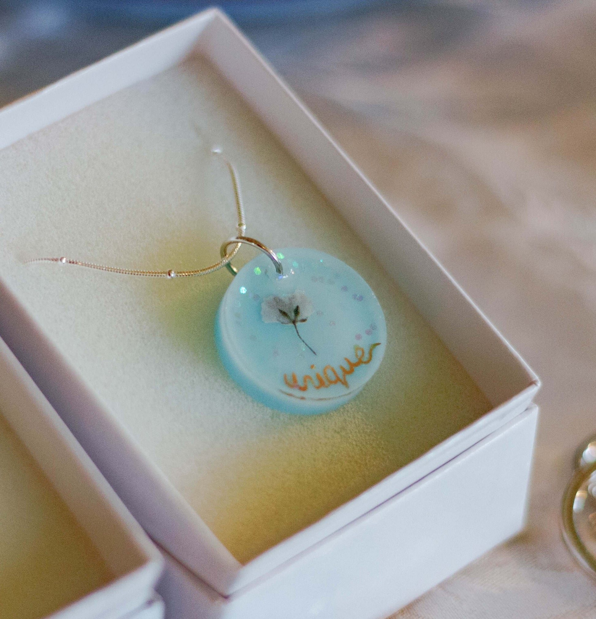 Personalised hand-made gold plated necklace (baby blue)There is no better and more special gift for any Christian woman than this uniquely designed handmade necklace, featuring a beautiful combination of vibrant real dried flowers. Make it a more special