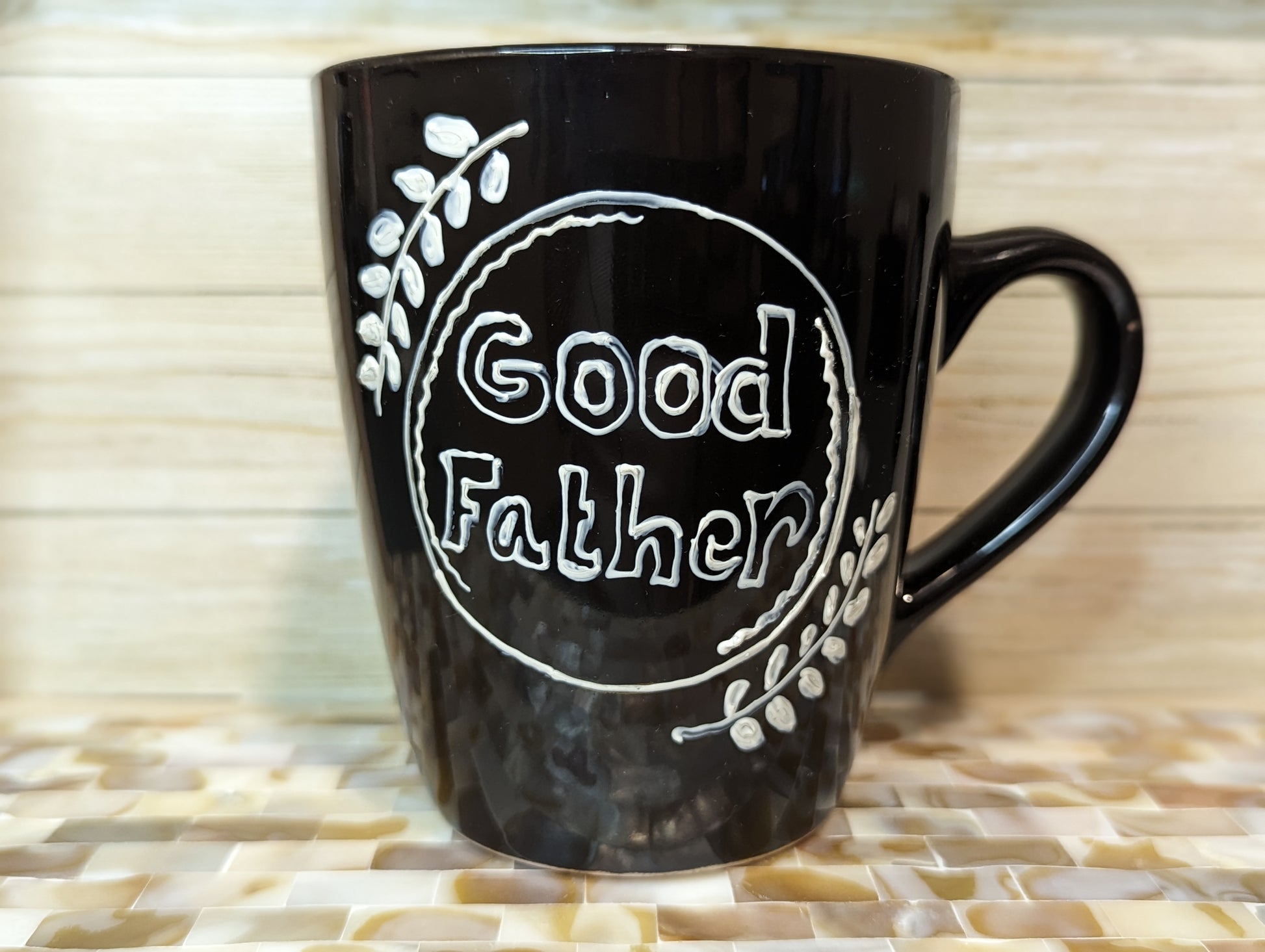 Personalised hand-painted stoneware black mug. World's best dad. Father's Day mugThis personalised stoneware black mug is the perfect gift to show your appreciation to your dad. Whether it is a birthday, Christmas or Father`s day gift, It will surely put