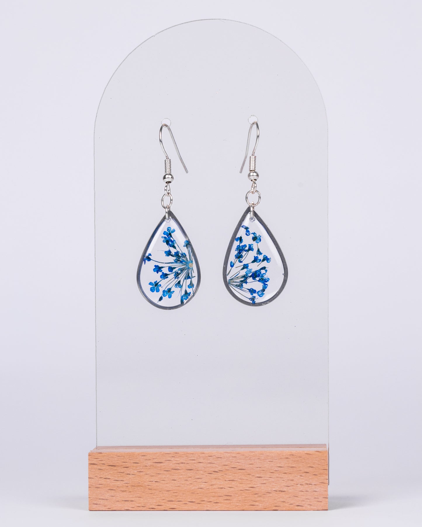Boucles d'oreilles en forme de larme en acier inoxydable faites à la main avec des fleurs séchées bleues 