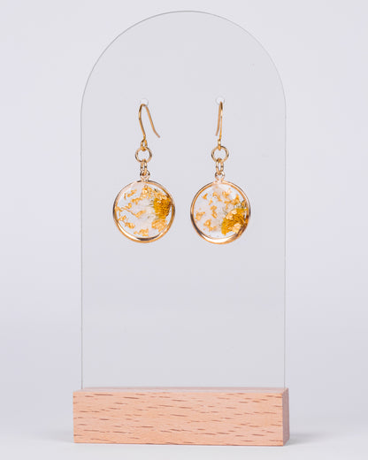 Handmade gold-plated small round earrings with real daisy flowers and gold accents – floral resin jewellery from Australia.

