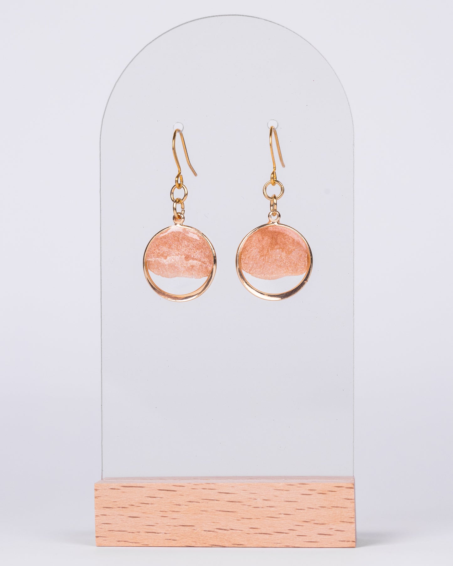 Boucles d'oreilles bébé rose plaquées or faites à la main 