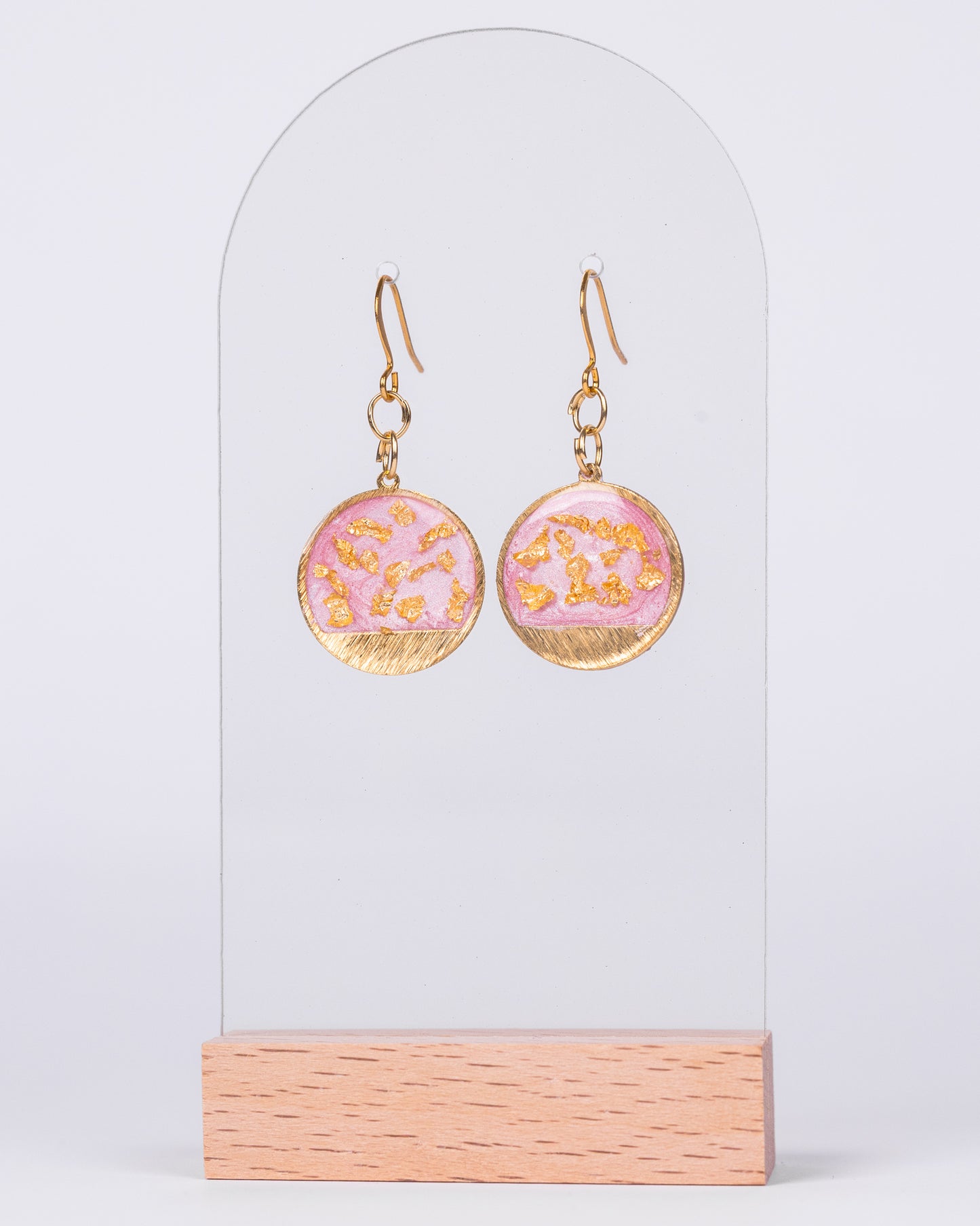 Boucles d'oreilles bébé rose plaquées or faites à la main 
