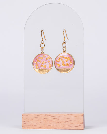 Boucles d'oreilles bébé rose plaquées or faites à la main 