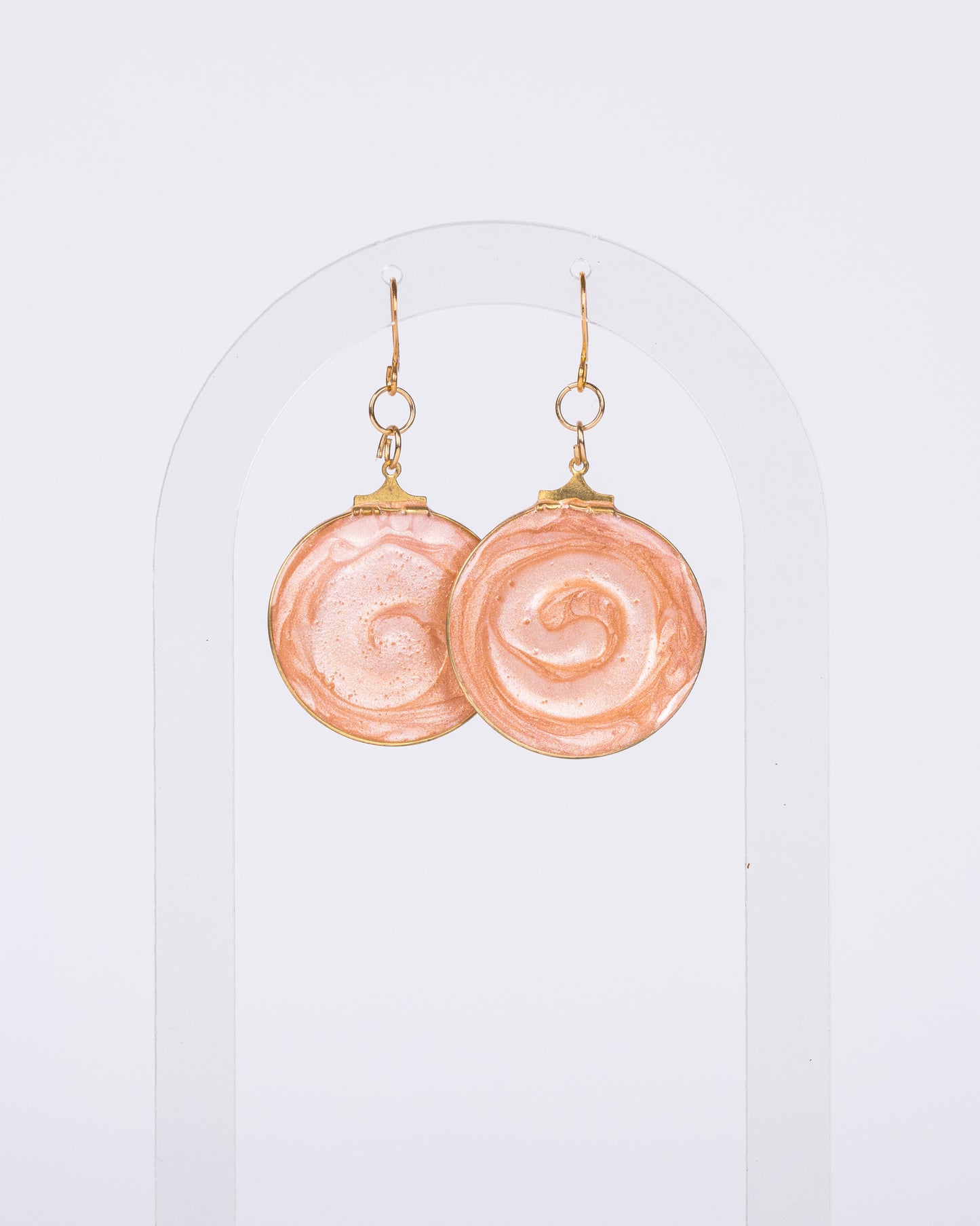 Boucles d'oreilles bébé rose plaquées or faites à la main 
