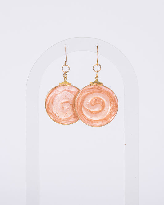 Boucles d'oreilles bébé rose plaquées or faites à la main 