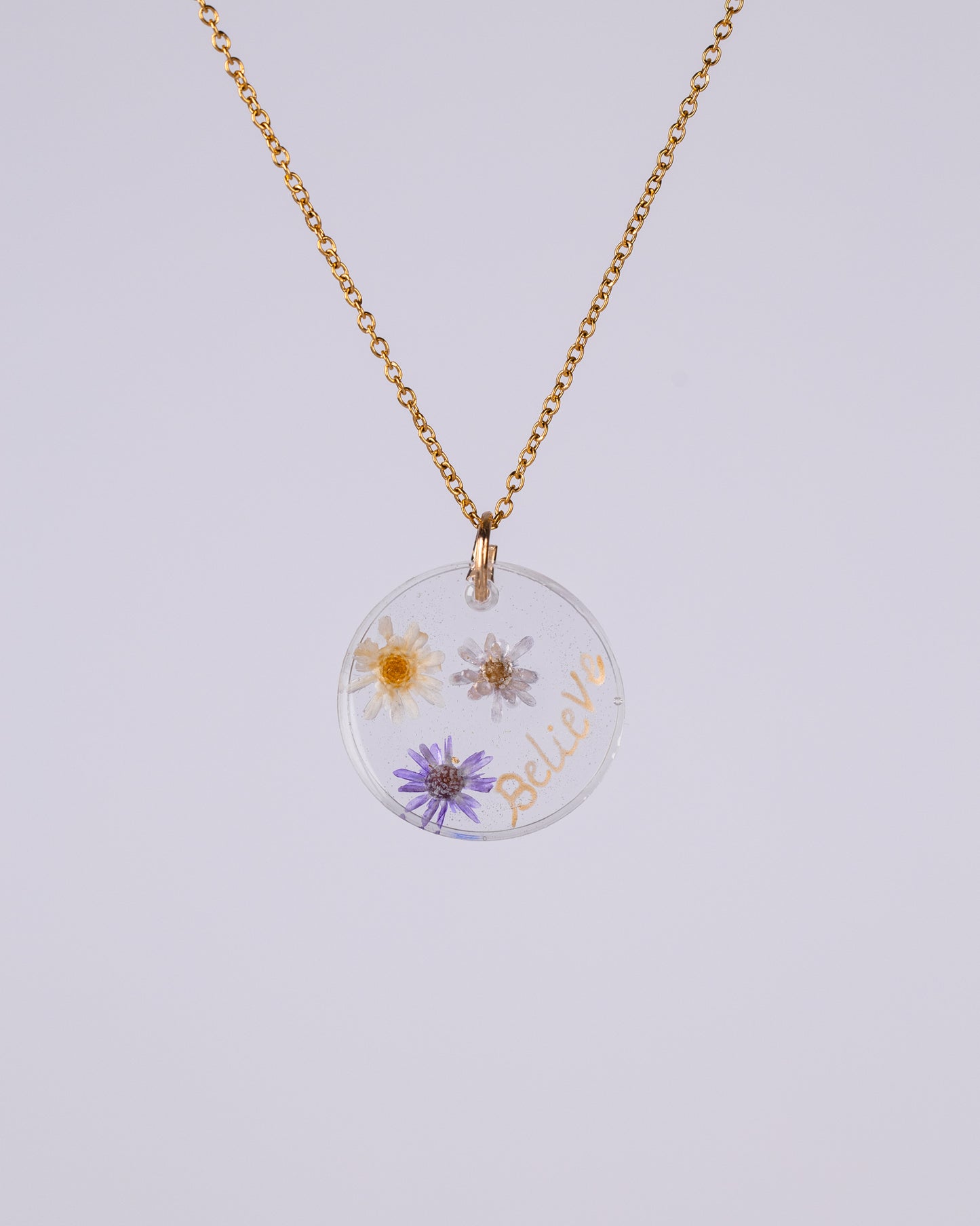 Collier plaqué or fait main avec de vraies fleurs séchées