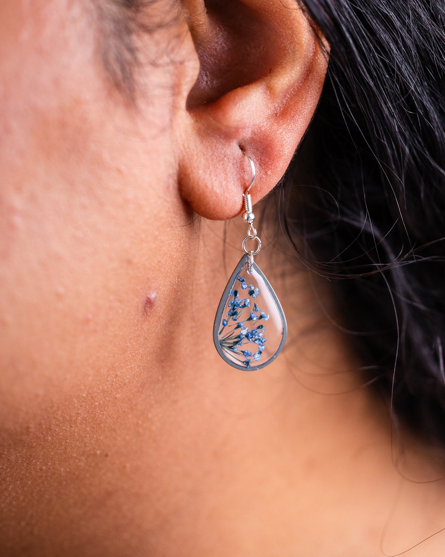 Boucles d'oreilles en forme de larme en acier inoxydable faites à la main avec des fleurs séchées bleues 