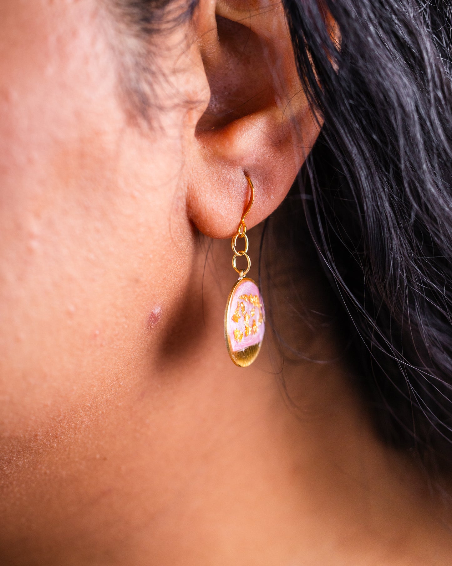 Boucles d'oreilles bébé rose plaquées or faites à la main 