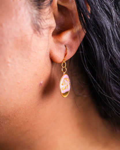 Boucles d'oreilles bébé rose plaquées or faites à la main 
