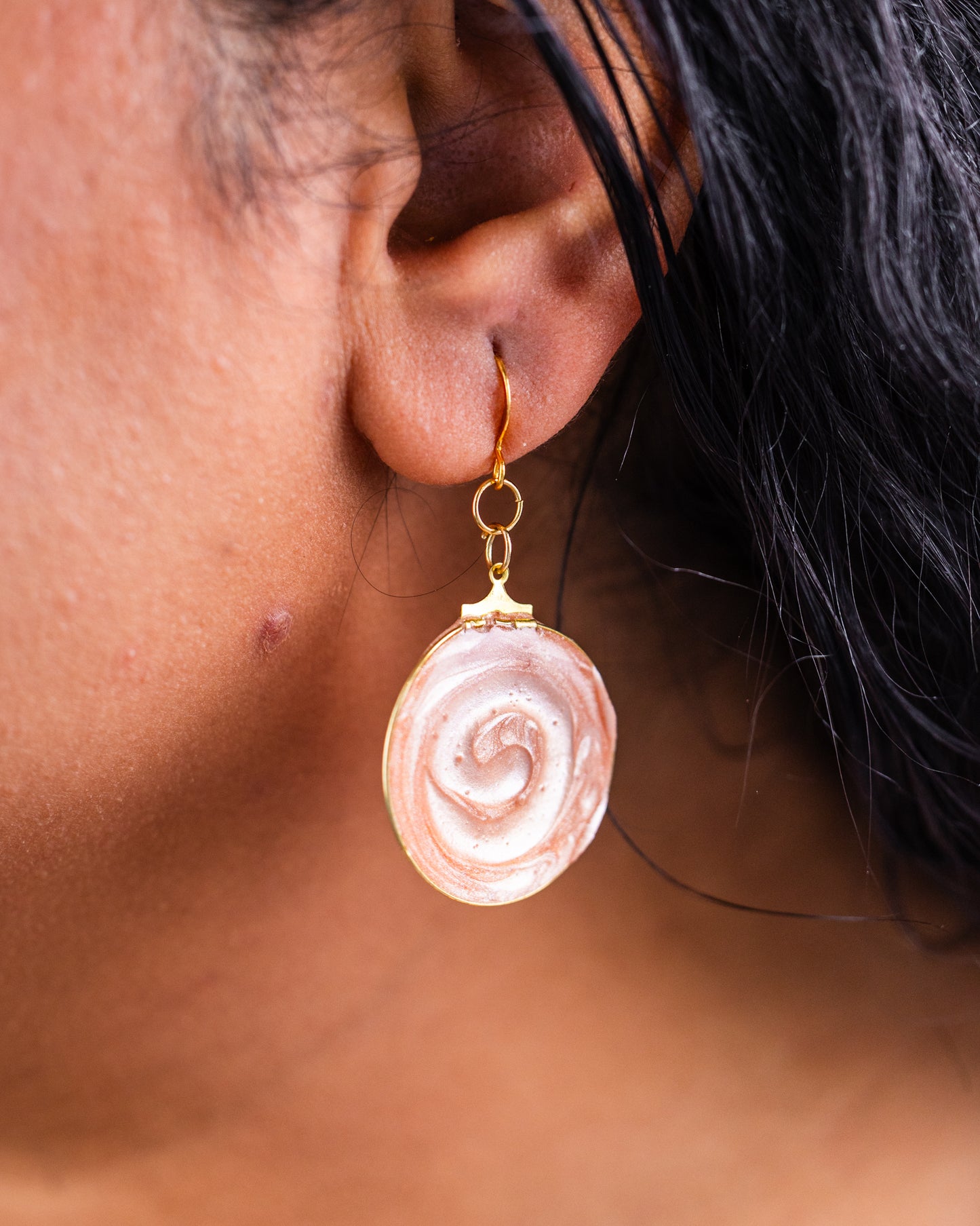 Boucles d'oreilles bébé rose plaquées or faites à la main 