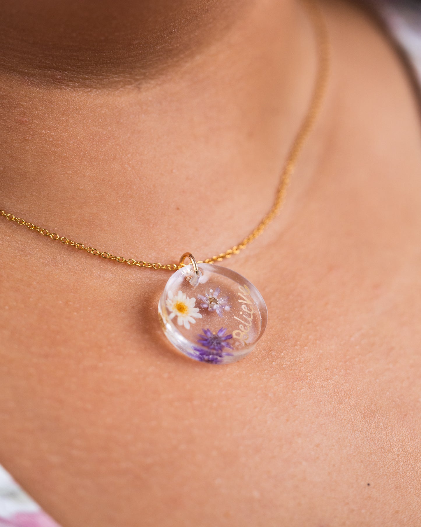 Collier plaqué or fait main avec de vraies fleurs séchées